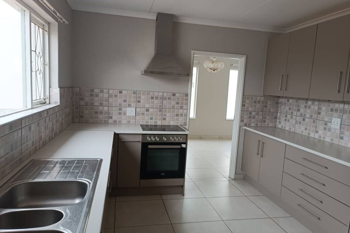 Newly Renovated Family Home - Photo 4