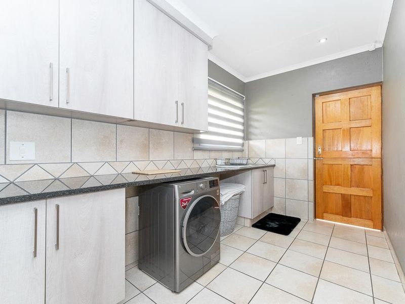 STUNNING CLUSTER WITH SUPERIOR FINISHES - Photo 5