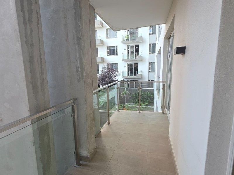 STUPENDOUS 2 BED ULTRA MODERN APARTMENT IN THE ICONIC TYRWHITT COMPLEX - Photo 8