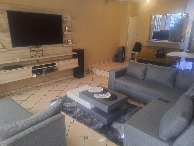 2.5 bedroom Townhouse for sale - Photo 2