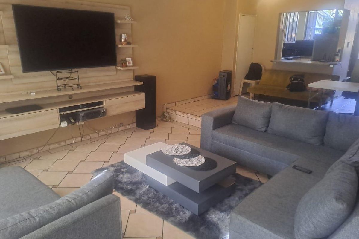 2.5 bedroom Townhouse for sale - Photo 2
