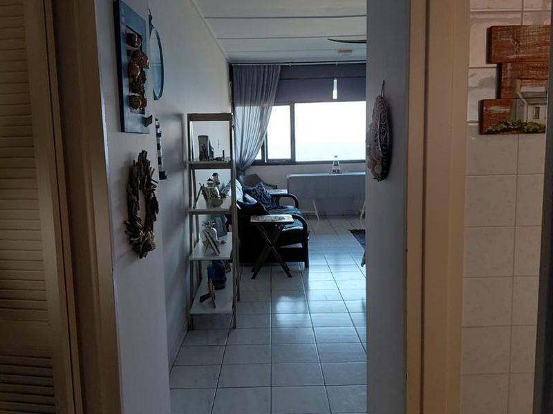 Studio/ bachelor apartment with stunning sea views. - Photo 5