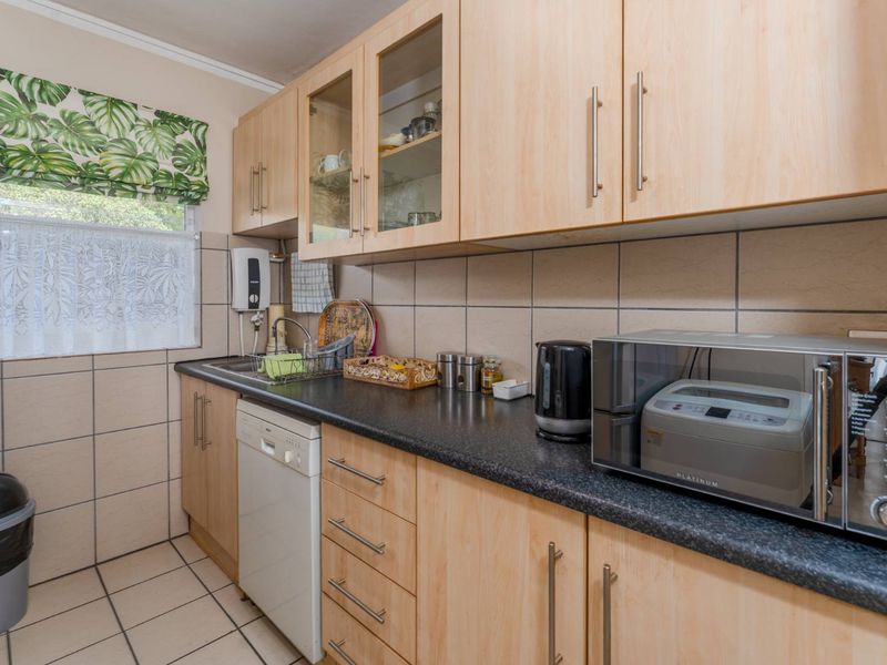 Apartment in Simons Town - Photo 4