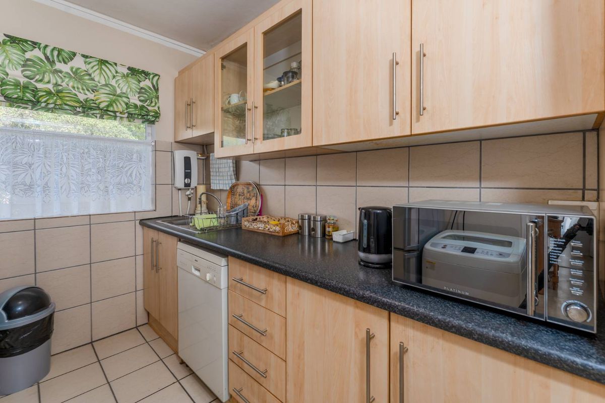 Apartment in Simons Town - Photo 4
