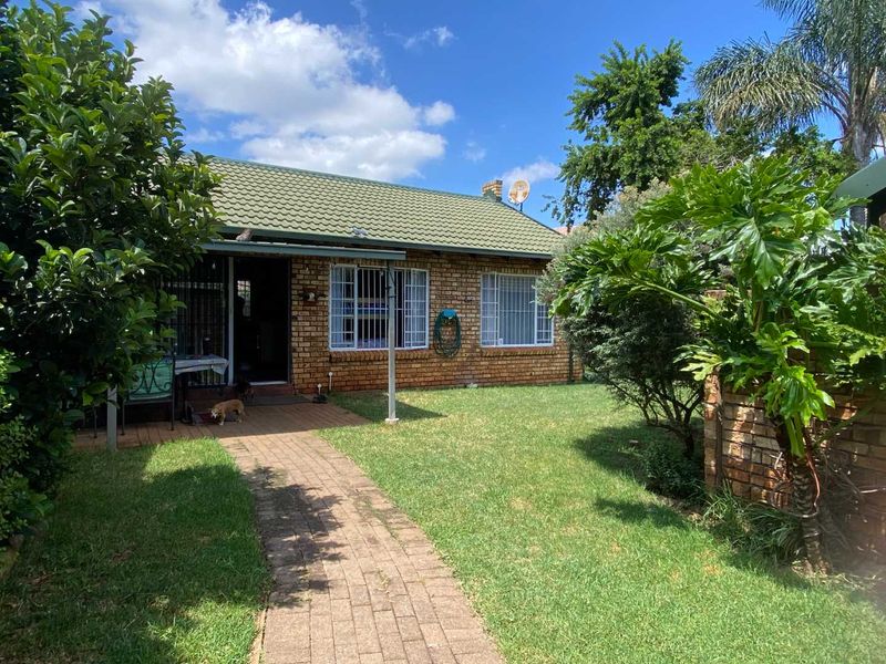 2 Bedroom Townhouse for Sale in Pierre Van Ryneveld. - Photo 2