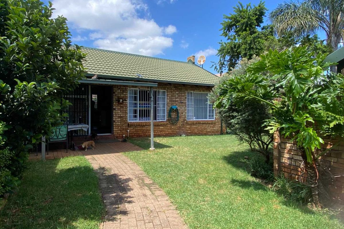 2 Bedroom Townhouse for Sale in Pierre Van Ryneveld. - Photo 2