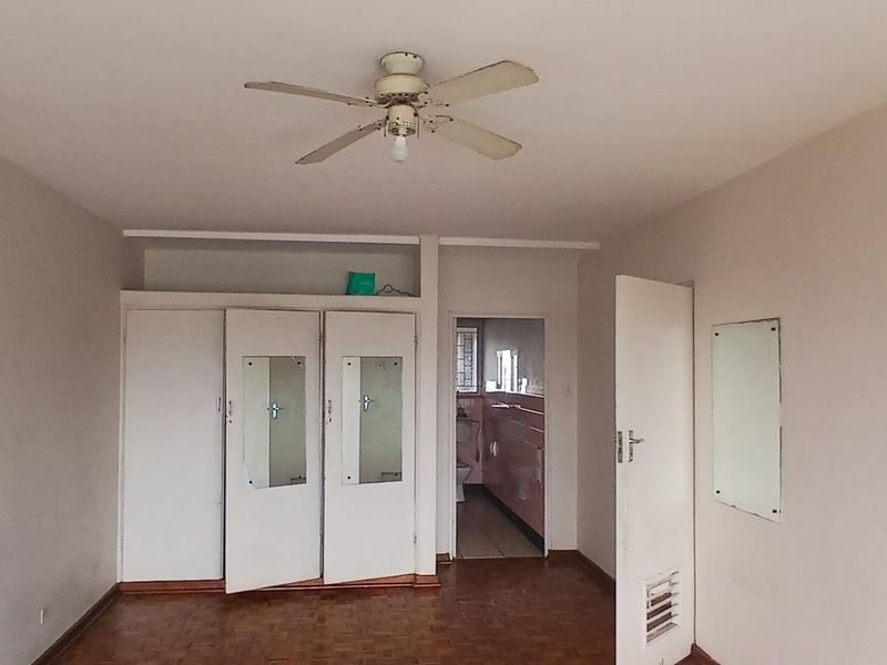 Renovator's Dream: Panoramic Views in Durban Central - Photo 8