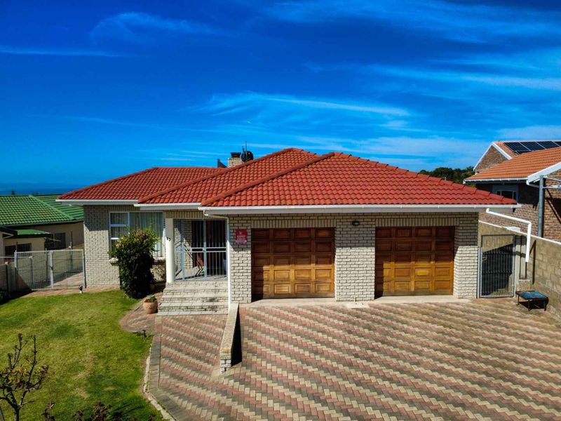 Low maintenance family home for sale in Stilbaai-Wes. - Photo 2