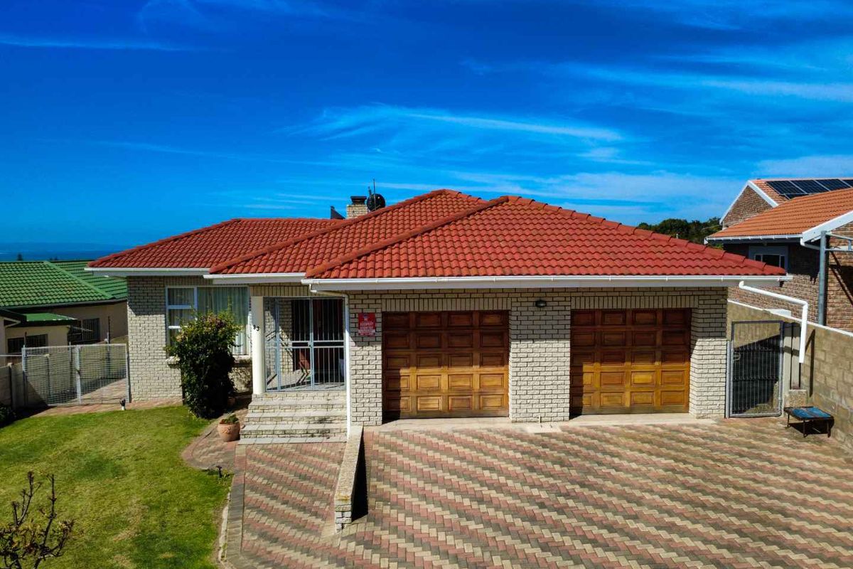 Low maintenance family home for sale in Stilbaai-Wes. - Photo 2