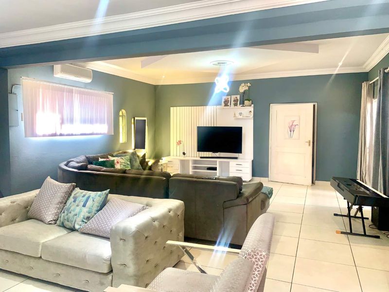 Exquisite Family Home with a Potential Flatlet in Fauna - Photo 3