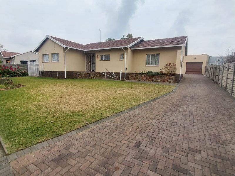 Comfortable Living: 3 Beds, Full Bath and a well maintained garden! - Photo 1
