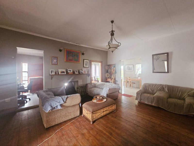 **Charming Two-Bedroom, Two-Bathroom Home with Versatile Living Spaces** - Photo 10