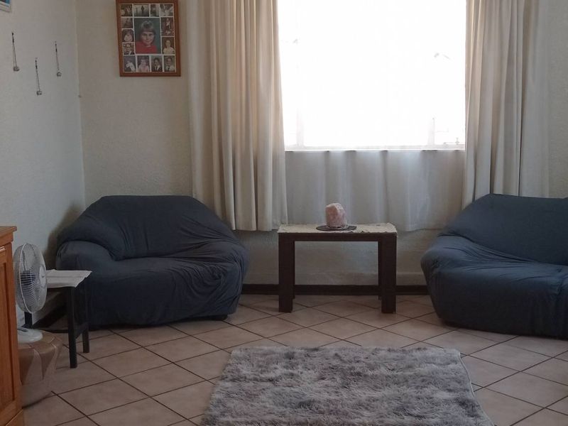 Very Neat and Secure Family Home with a Cottage - Photo 4