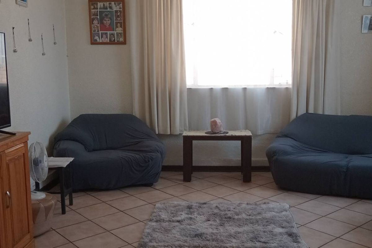 Very Neat and Secure Family Home with a Cottage - Photo 4