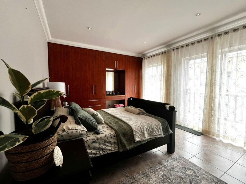 Luxury Family Home - Photo 2