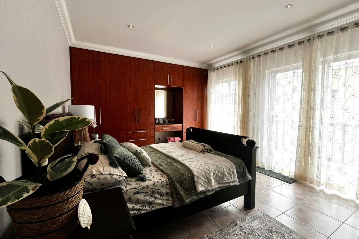 Luxury Family Home - Photo 2