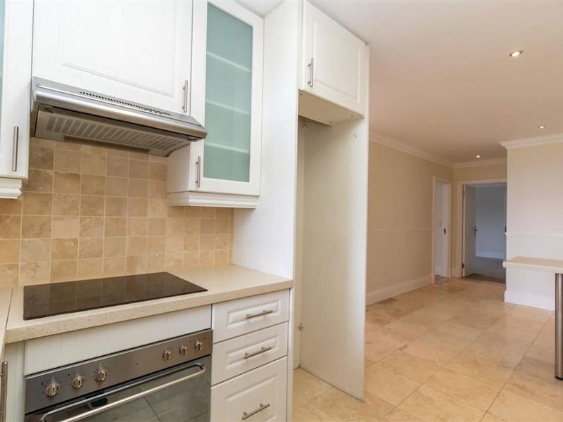 Lovely upmarket apartment - Photo 4