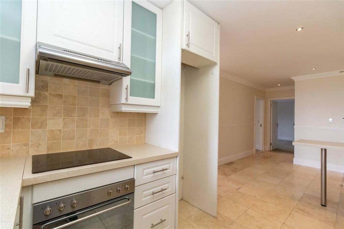 Lovely upmarket apartment - Photo 4