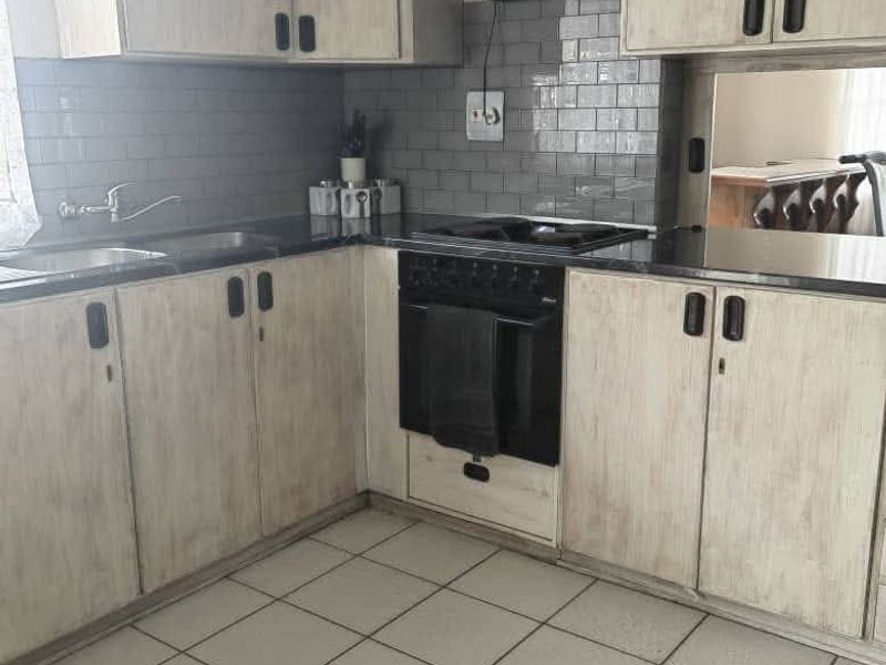 Beautiful, spacious and well maintained 3 bedroom house with a swimming pool and a loveley garden for sale in Tsumeb. - Photo 6