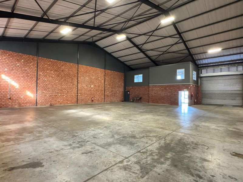 Secure Business Park - Warehouse with good height, available immediately! - Photo 1