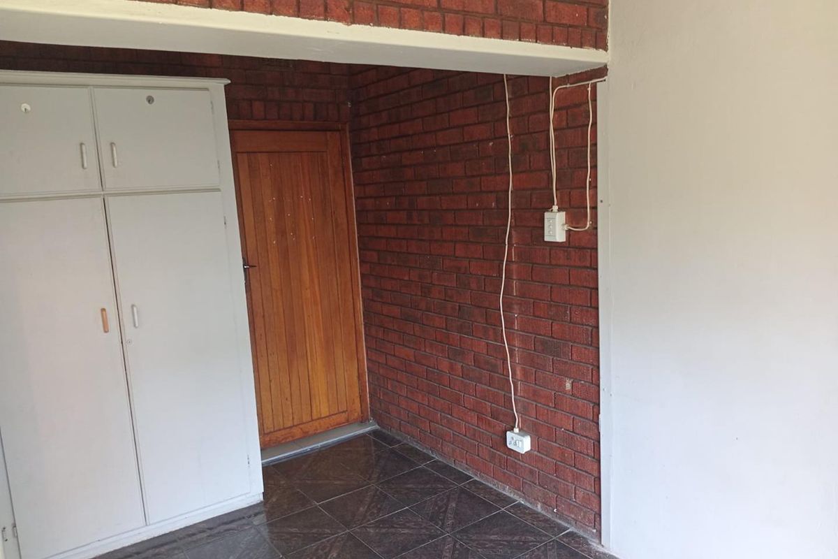 Comfortable Room for Rent in Arboretum with Shared Amenities - Photo 2