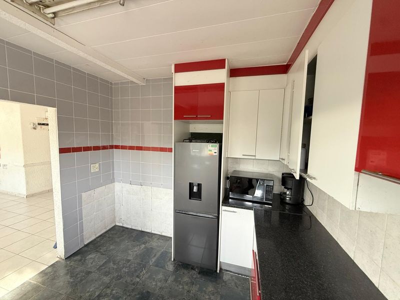 Hidden Spacious  2 Bedroom Apartment in Birchleigh  Kempton Park - Photo 5