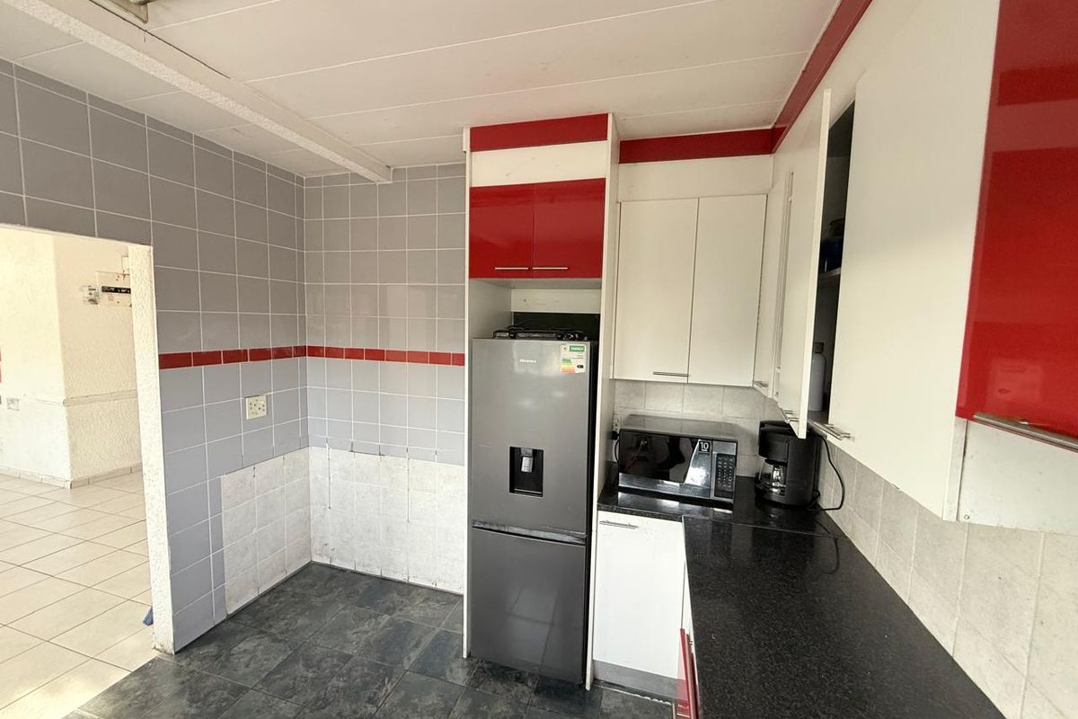 Hidden Spacious  2 Bedroom Apartment in Birchleigh  Kempton Park - Photo 5