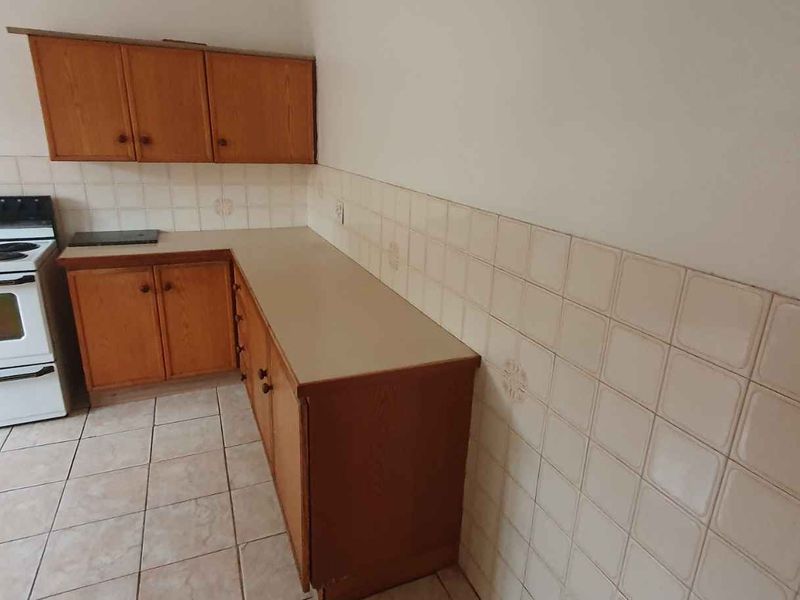 Cosy 3 bedroom, 1.5 bathroom unit for sale in Fleurhof Roodepoort - Photo 3