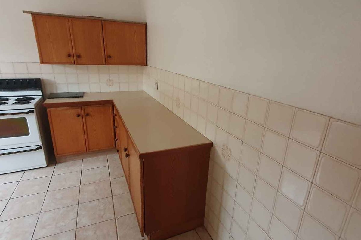 Cosy 3 bedroom, 1.5 bathroom unit for sale in Fleurhof Roodepoort - Photo 3