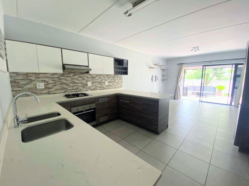 Modern, appealing & pet-friendly ground floor townhouse - Photo 2