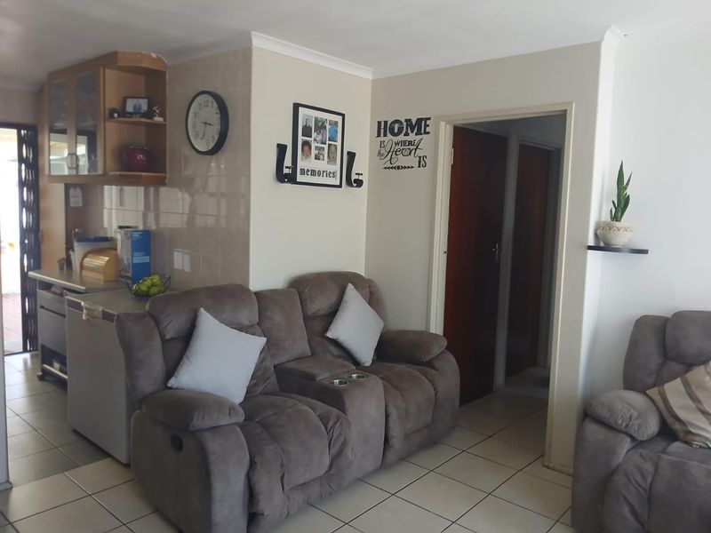 Charming Modern 3-Bedroom Home in Northpine | R1,720,000 - Photo 8