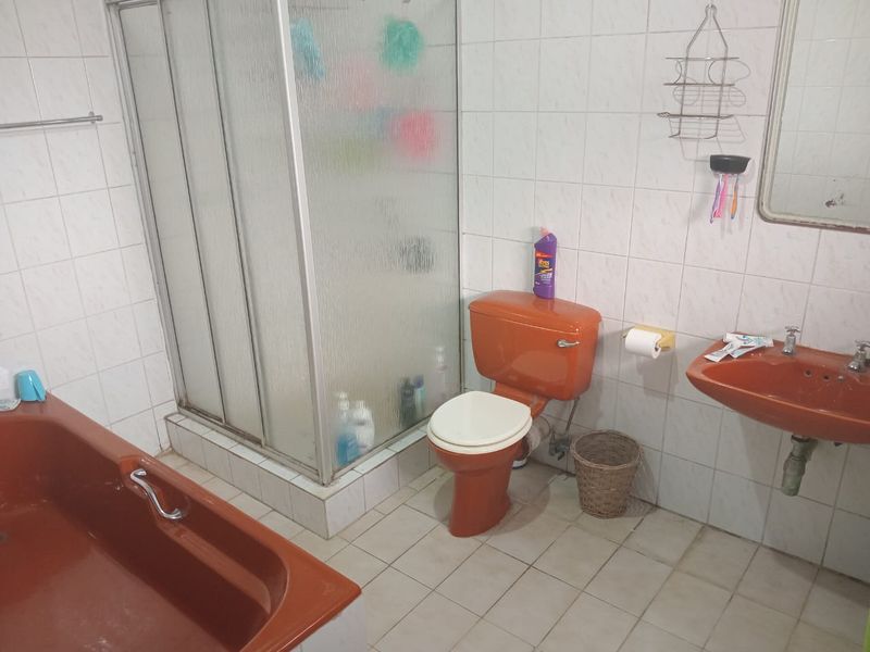 Family Home in Arboretum: Spacious Living, Lush Garden - Photo 9