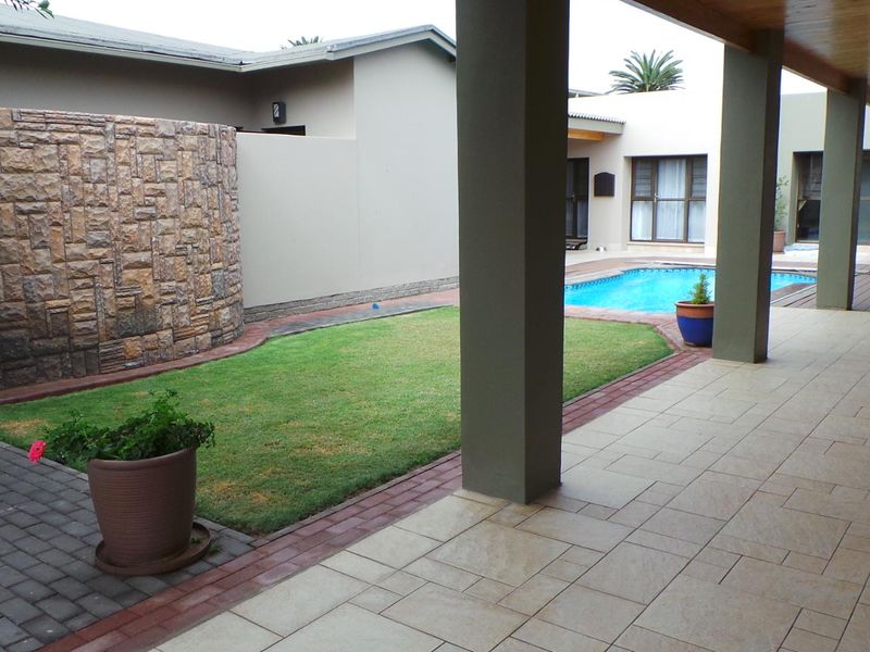 This spacious charming home is situated in a great location close to the Lagoon. - Photo 2