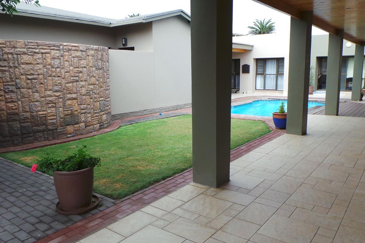 This spacious charming home is situated in a great location close to the Lagoon. - Photo 2