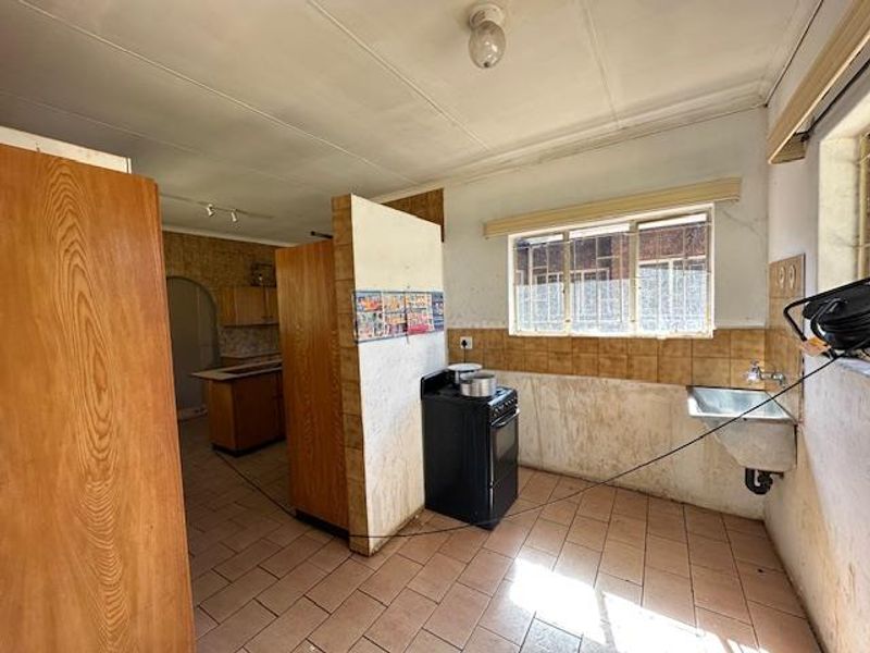 Spacious 4-Bedroom Family Home For Sale in Pretoria North – 1300sqm Stand! - Photo 4
