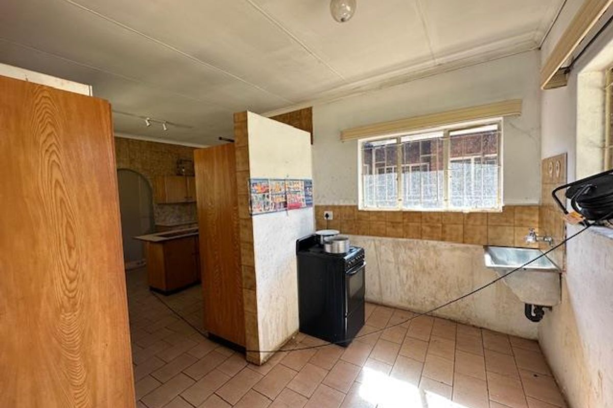 Spacious 4-Bedroom Family Home For Sale in Pretoria North – 1300sqm Stand! - Photo 4