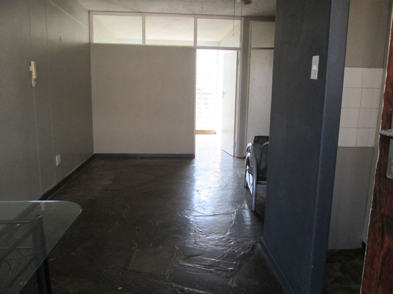 BEAUTIFUL ,NEAT AND CLEAN [1] ONE BEDROOM FLAT FOR SALE IN ARCADIA ' PRETORIA ' - Photo 5