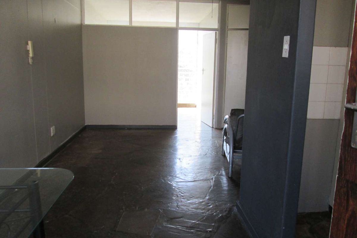 BEAUTIFUL ,NEAT AND CLEAN [1] ONE BEDROOM FLAT FOR SALE IN ARCADIA ' PRETORIA ' - Photo 5