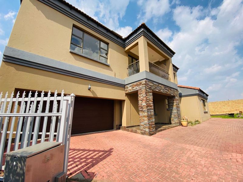 Stunning double-story family home situated in Thatchfield Close Estate - Photo 2