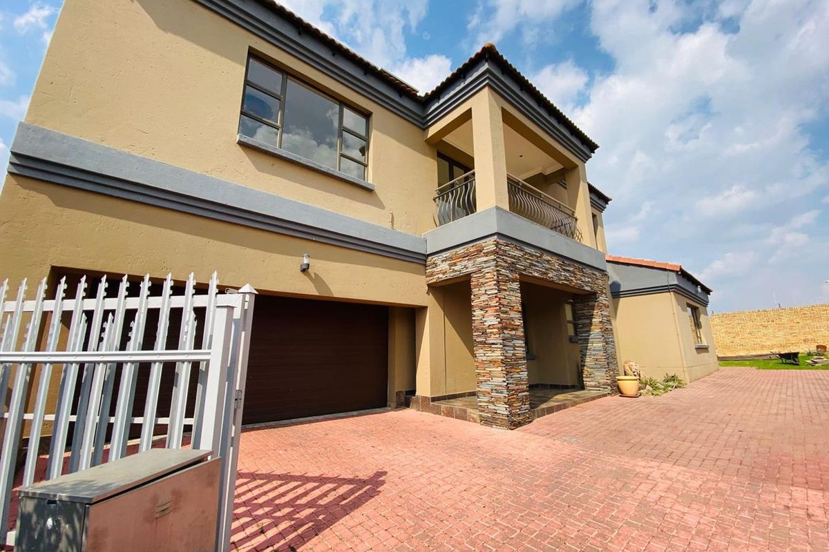 Stunning double-story family home situated in Thatchfield Close Estate - Photo 2