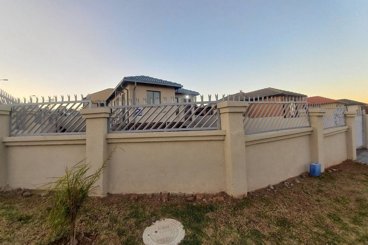 Two bedroom house for sale in Atteridgeville - Photo 4