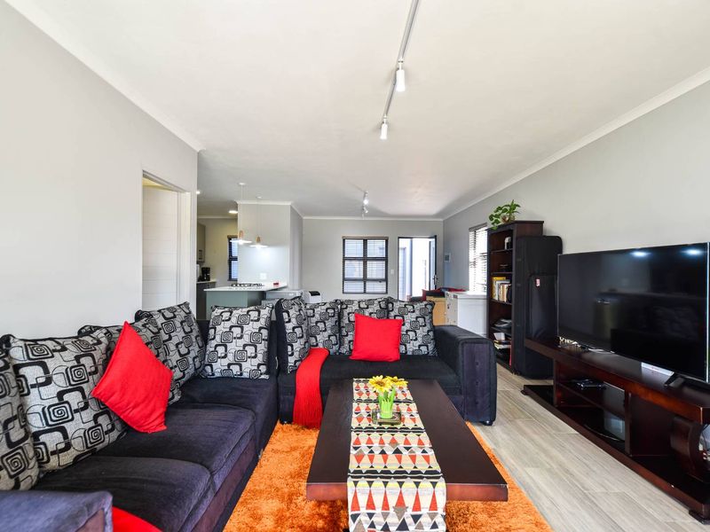 Modern three bedroom duplex - recently built - Olympus - Photo 3
