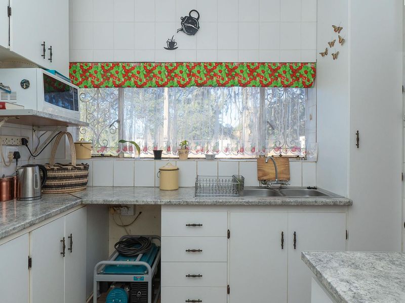 Charming 3-Bedroom Family Home with Income-Generating Bachelor Cottage in Birchleigh - Photo 8