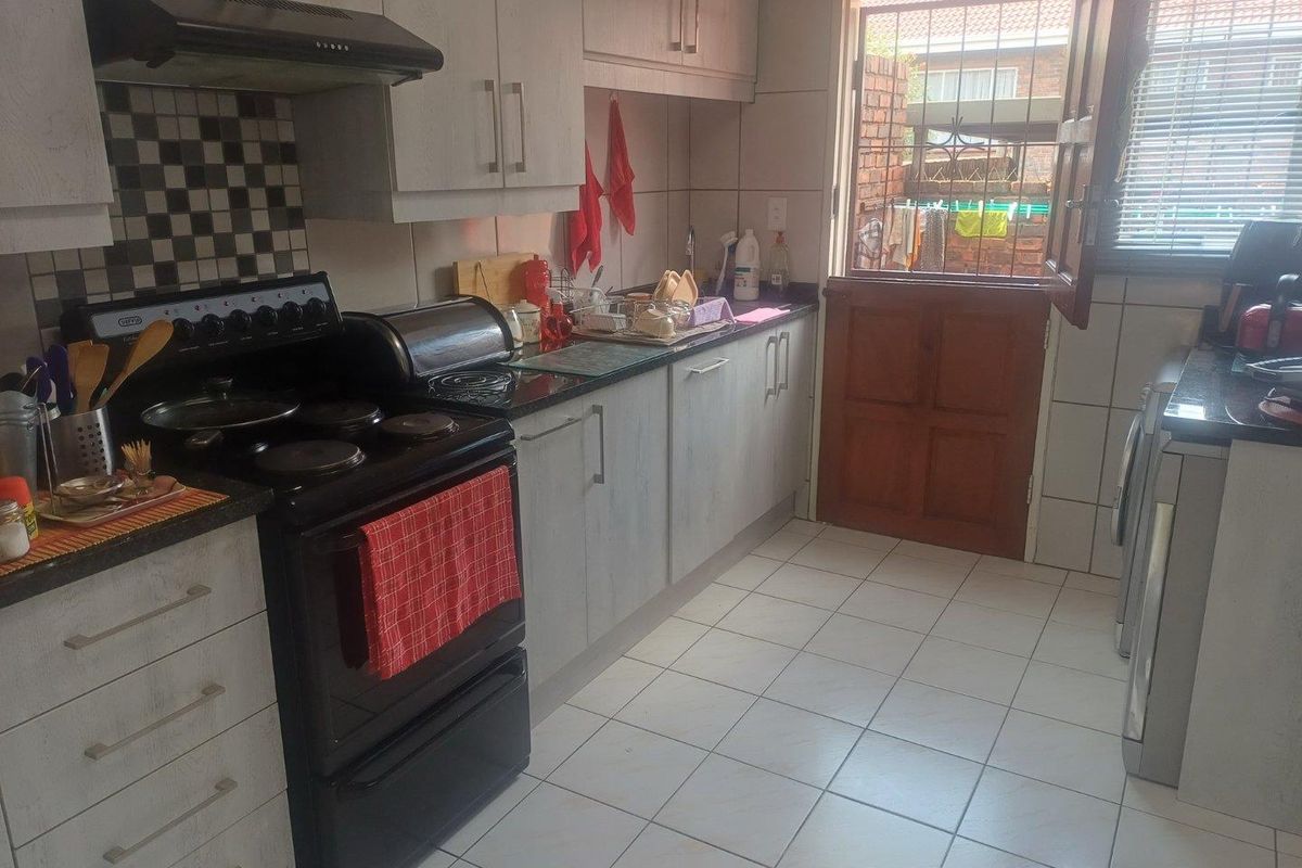 Extremely Neat Duplex Townhouse with Private Garden - Photo 5