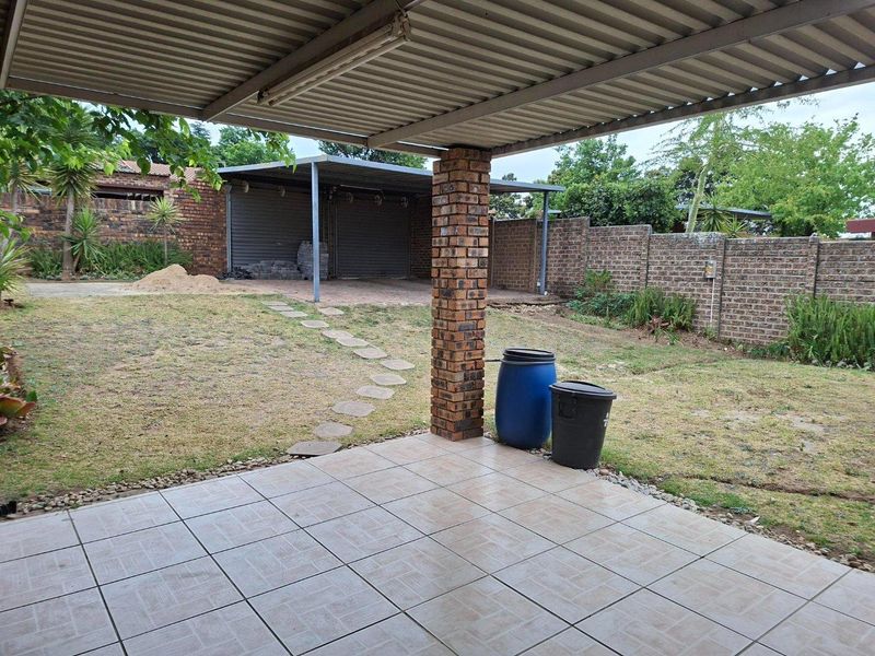 Simplex 3 Bedroom/2 Bathroom with lovely patio and braai area - Photo 10