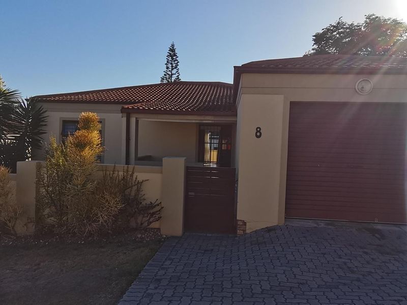 Lovely Townhouse: Secure Complex, Modern Comforts! - Photo 2