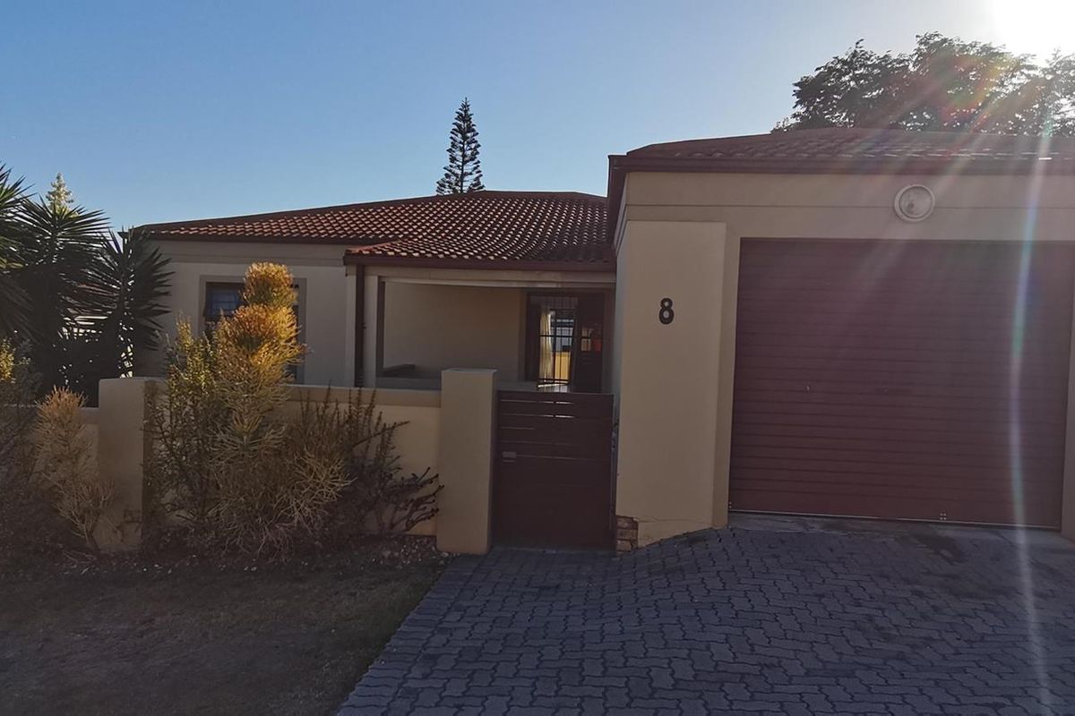 Lovely Townhouse: Secure Complex, Modern Comforts! - Photo 2