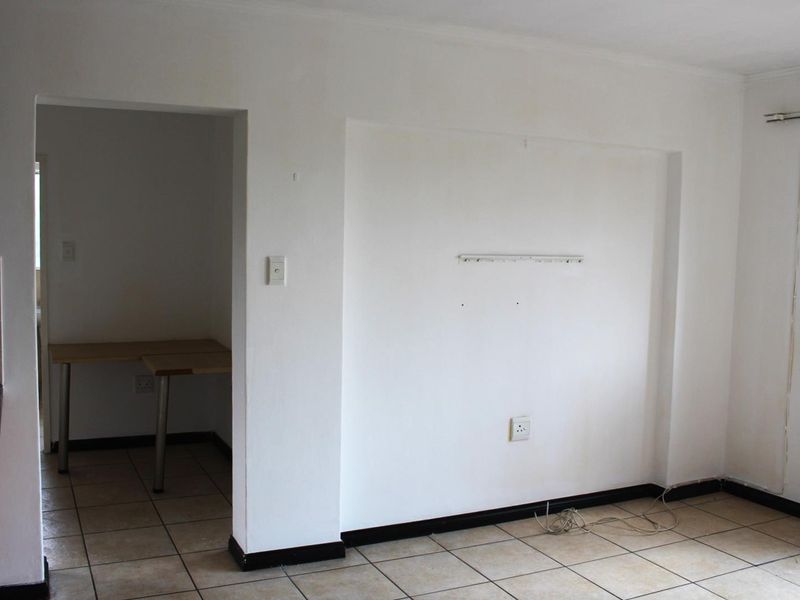 Well located top storey apartment - Photo 6