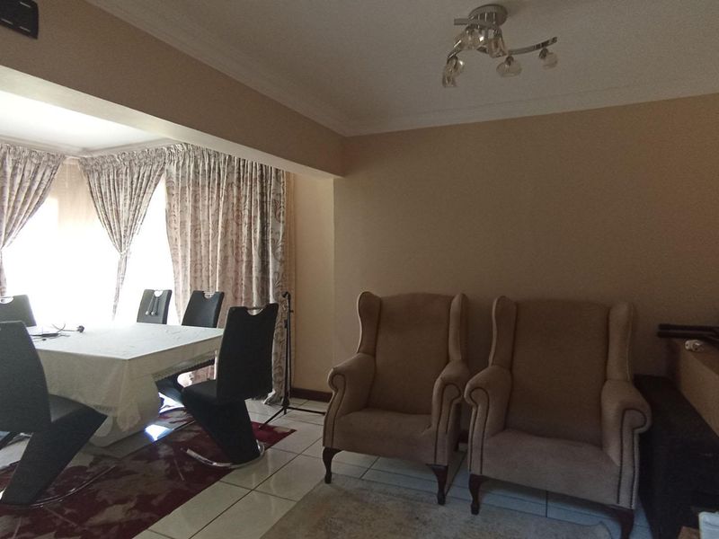 ROOIHUISKRAAL - SPACIOUS 5 BEDROOM DOUBLE STOREY FAMILY HOME - Photo 5