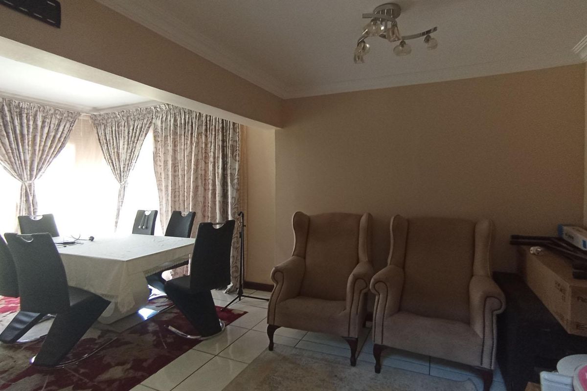 ROOIHUISKRAAL - SPACIOUS 5 BEDROOM DOUBLE STOREY FAMILY HOME - Photo 5